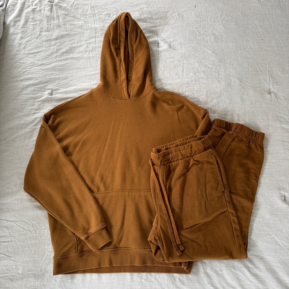 Brown Sweatshirt & Sweatpants Bundle